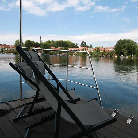 Hausboot Friedrich In Malchow, Cleaning Included 보트호텔